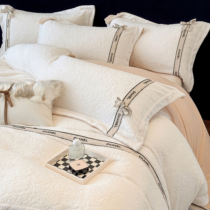 91家纺网 家纺一手货源 找家纺 金喜 2025新款230克全消光雕花绒四件套牛奶绒四件套-山茶花影 山茶花影-月绒白