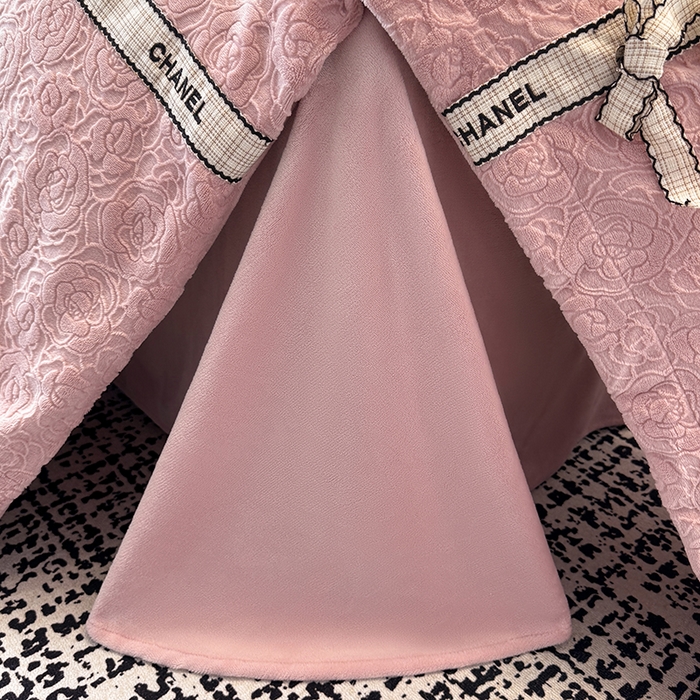 91家纺网 家纺一手货源 找家纺 金喜 2025新款230克全消光雕花绒四件套牛奶绒四件套-山茶花影 山茶花影-珊瑚粉