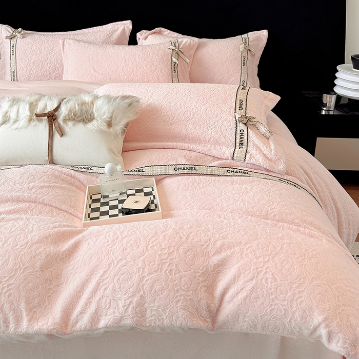 91家纺网 家纺一手货源 找家纺 金喜 2025新款230克全消光雕花绒四件套牛奶绒四件套-山茶花影 山茶花影-奶杏粉