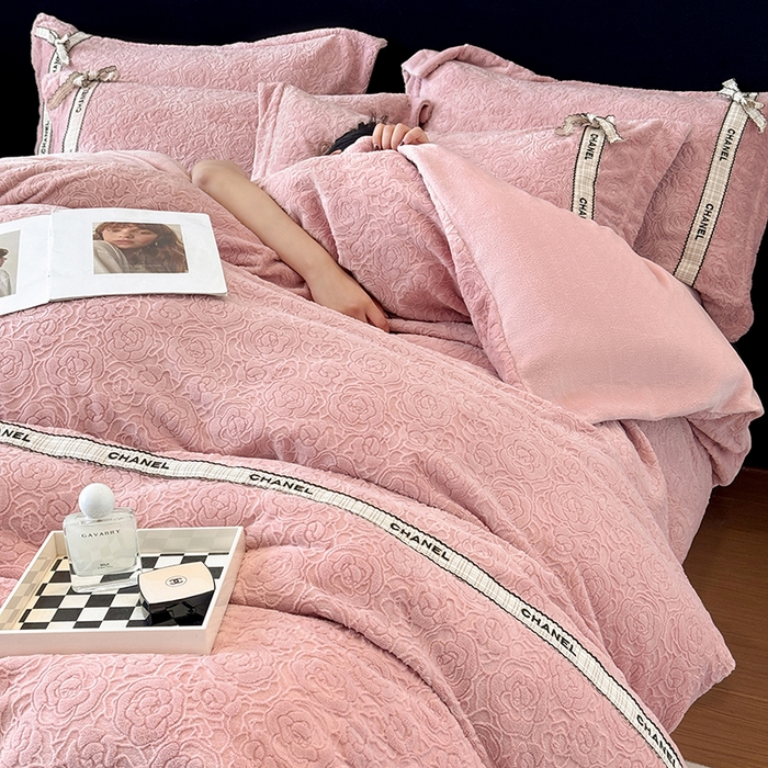 91家纺网 家纺一手货源 找家纺 金喜 2025新款230克全消光雕花绒四件套牛奶绒四件套-山茶花影 山茶花影-珊瑚粉