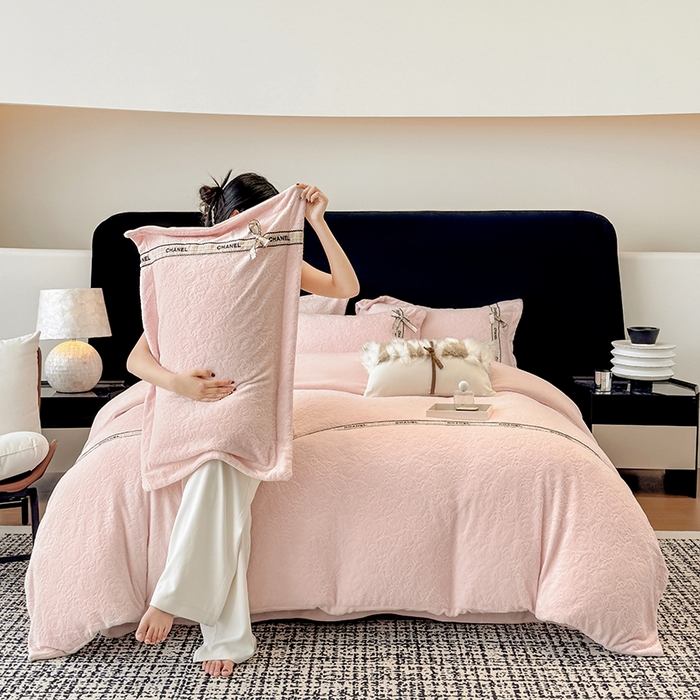 91家纺网 家纺一手货源 找家纺 金喜 2025新款230克全消光雕花绒四件套牛奶绒四件套-山茶花影 山茶花影-奶杏粉