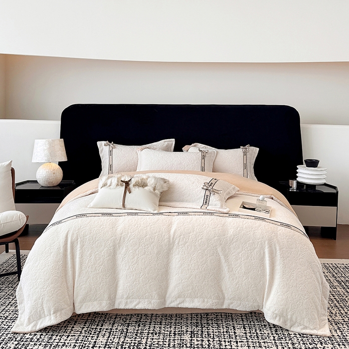 91家纺网 家纺一手货源 找家纺 金喜 2025新款230克全消光雕花绒四件套牛奶绒四件套-山茶花影 山茶花影-月绒白