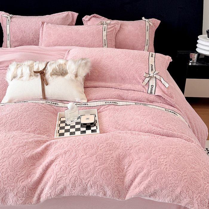 91家纺网 家纺一手货源 找家纺 金喜 2025新款230克全消光雕花绒四件套牛奶绒四件套-山茶花影 山茶花影-珊瑚粉