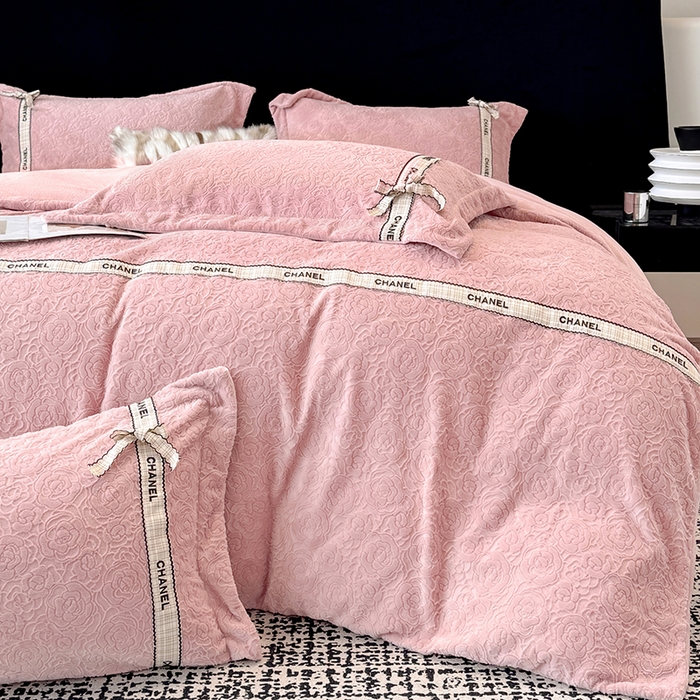 91家纺网 家纺一手货源 找家纺 金喜 2025新款230克全消光雕花绒四件套牛奶绒四件套-山茶花影 山茶花影-珊瑚粉