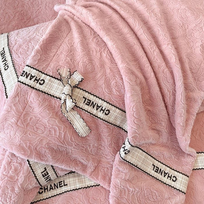 91家纺网 家纺一手货源 找家纺 金喜 2025新款230克全消光雕花绒四件套牛奶绒四件套-山茶花影 山茶花影-珊瑚粉