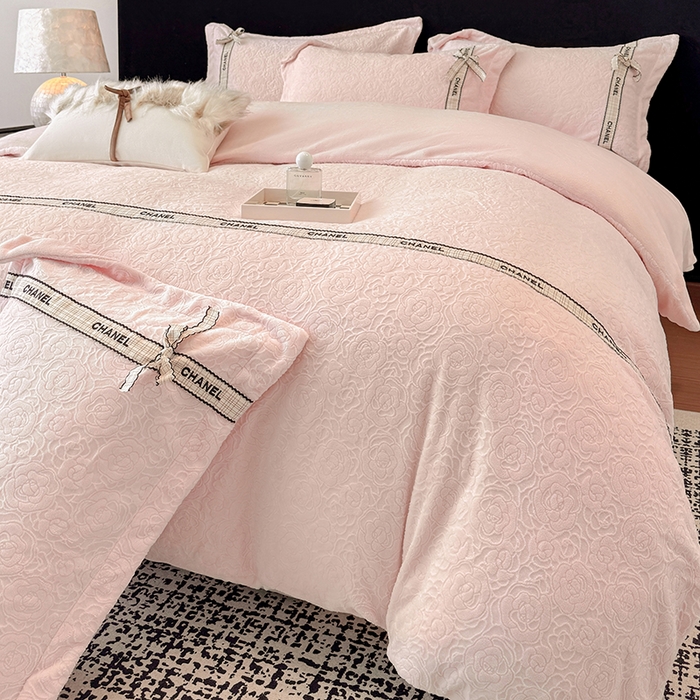 91家纺网 家纺一手货源 找家纺 金喜 2025新款230克全消光雕花绒四件套牛奶绒四件套-山茶花影 山茶花影-奶杏粉
