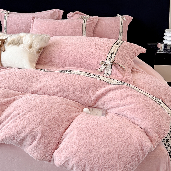 91家纺网 家纺一手货源 找家纺 金喜 2025新款230克全消光雕花绒四件套牛奶绒四件套-山茶花影 山茶花影-珊瑚粉