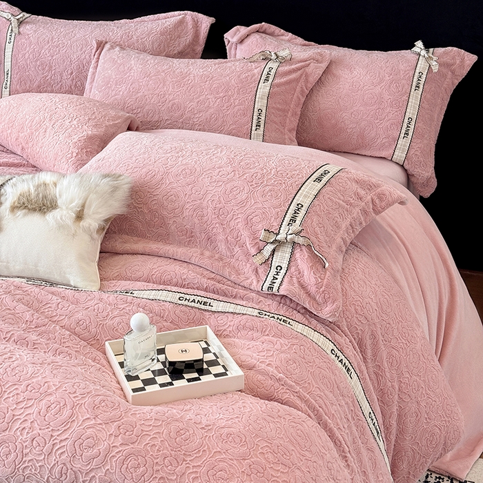 91家纺网 家纺一手货源 找家纺 金喜 2025新款230克全消光雕花绒四件套牛奶绒四件套-山茶花影 山茶花影-珊瑚粉