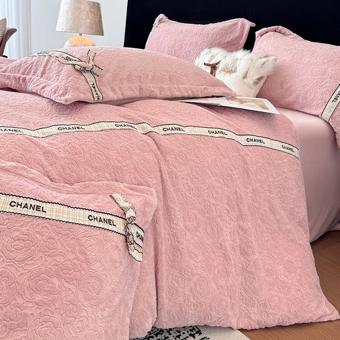 91家纺网 家纺一手货源 找家纺 金喜 2025新款230克全消光雕花绒四件套牛奶绒四件套-山茶花影 山茶花影-珊瑚粉