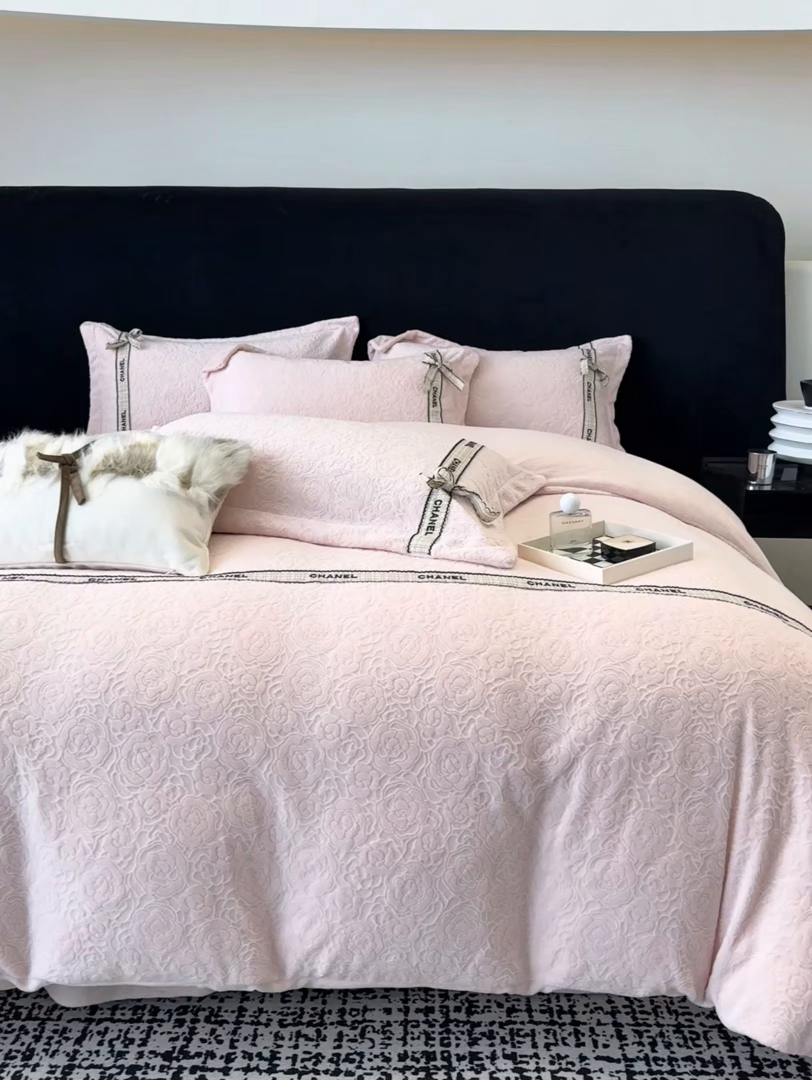 91家纺网 家纺一手货源 找家纺 金喜 2025新款230克全消光雕花绒四件套牛奶绒四件套-山茶花影 山茶花影-奶杏粉