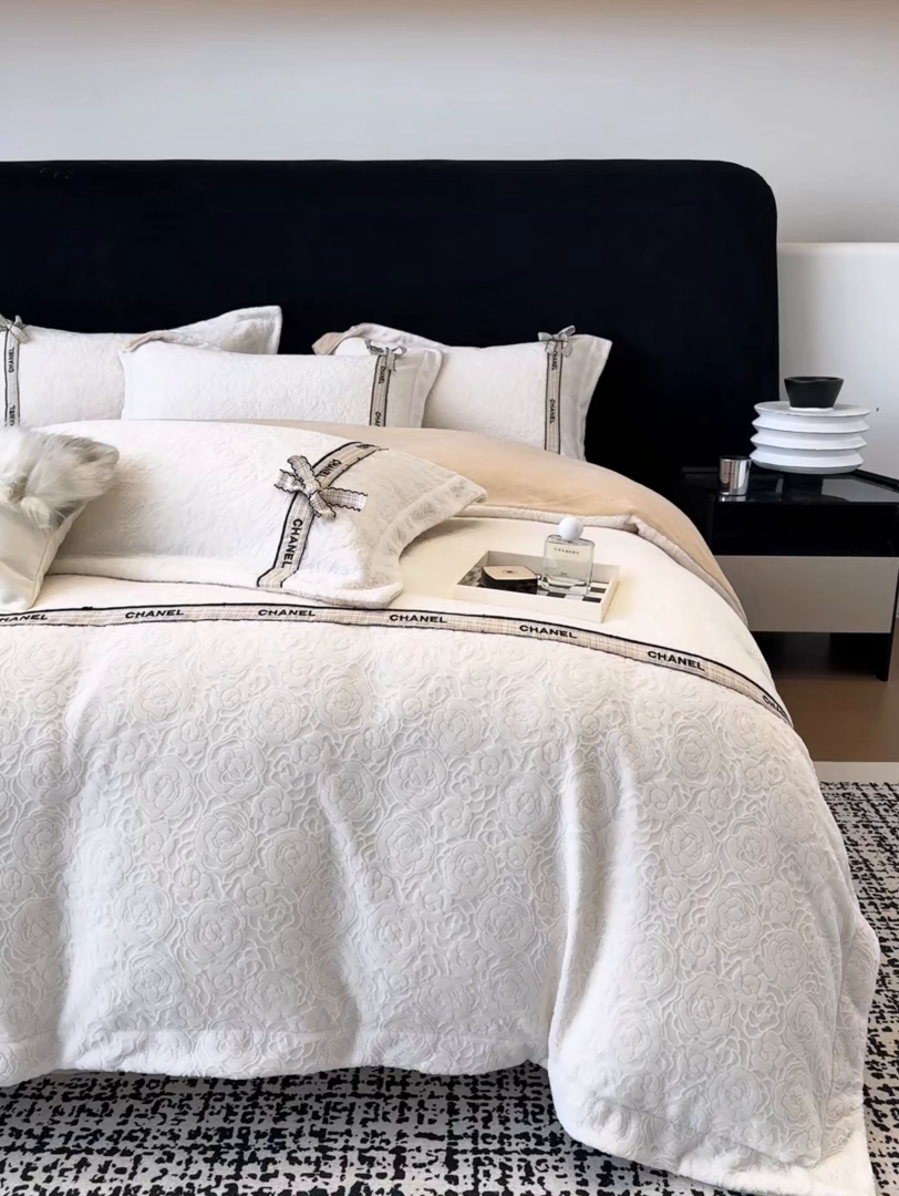 91家纺网 家纺一手货源 找家纺 （总）金喜 2025新款230克全消光雕花绒四件套牛奶绒四件套-山茶花影