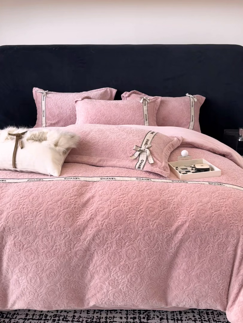91家纺网 家纺一手货源 找家纺 金喜 2025新款230克全消光雕花绒四件套牛奶绒四件套-山茶花影 山茶花影-珊瑚粉