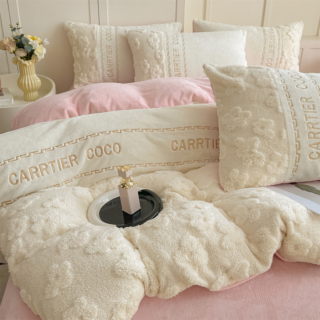 91家纺网 家纺一手货源 找家纺 （总）灰鲸 2025新款牛奶绒拼接刺绣四件套-安娜