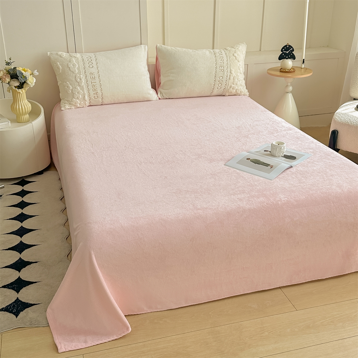 91家纺网 家纺一手货源 找家纺 灰鲸 2025新款牛奶绒拼接刺绣四件套-安娜 安娜-奶昔白+可可粉