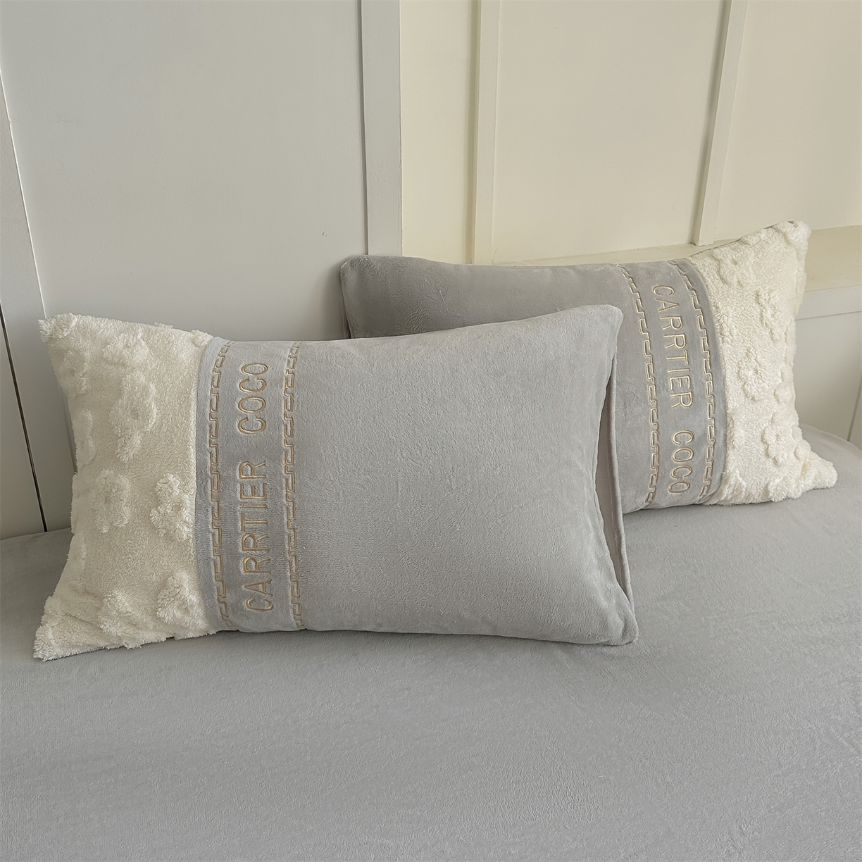 91家纺网 家纺一手货源 找家纺 灰鲸 2025新款牛奶绒拼接刺绣四件套-安娜 安娜-纳多灰