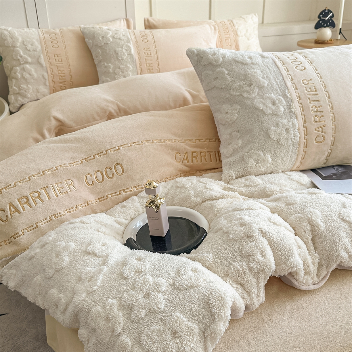 91家纺网 家纺一手货源 找家纺 （总）灰鲸 2025新款牛奶绒拼接刺绣四件套-安娜