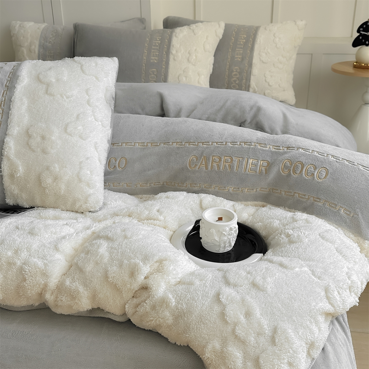 91家纺网 家纺一手货源 找家纺 灰鲸 2025新款牛奶绒拼接刺绣四件套-安娜 安娜-纳多灰