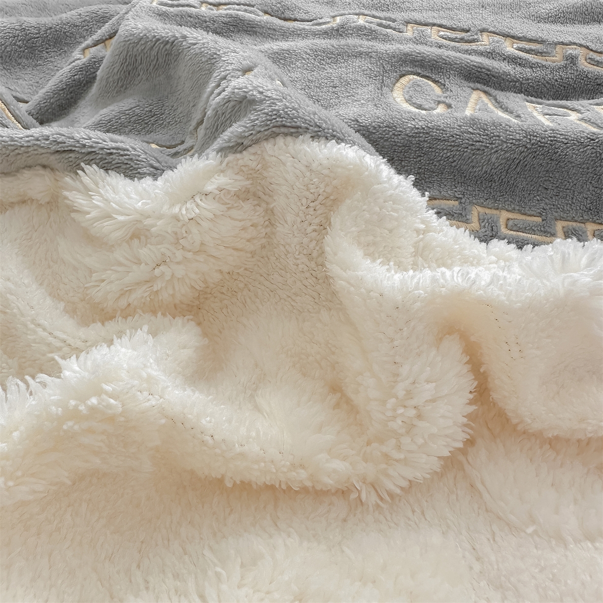 91家纺网 家纺一手货源 找家纺 灰鲸 2025新款牛奶绒拼接刺绣四件套-安娜 安娜-绅士灰