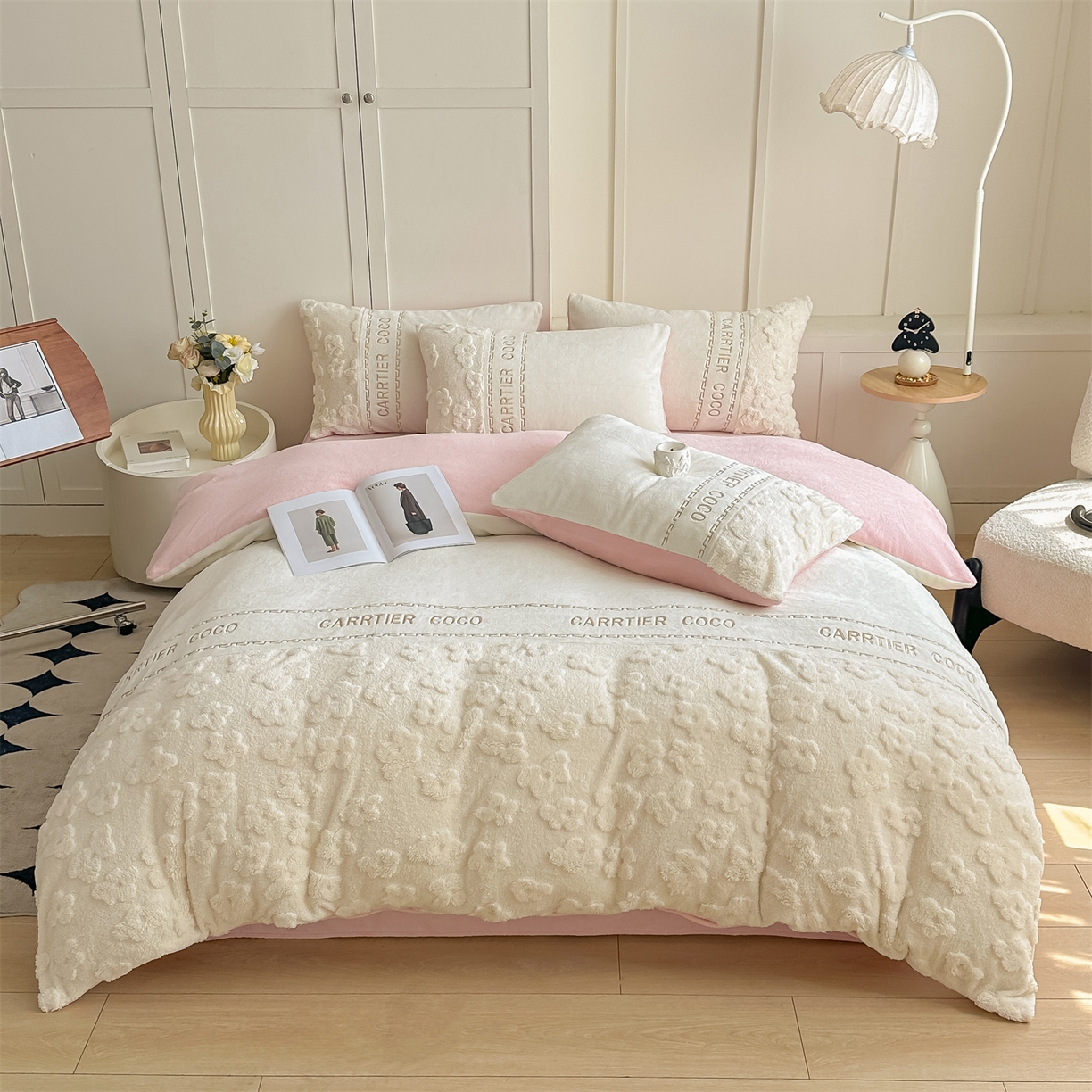 91家纺网 家纺一手货源 找家纺 灰鲸 2025新款牛奶绒拼接刺绣四件套-安娜 安娜-奶昔白+可可粉