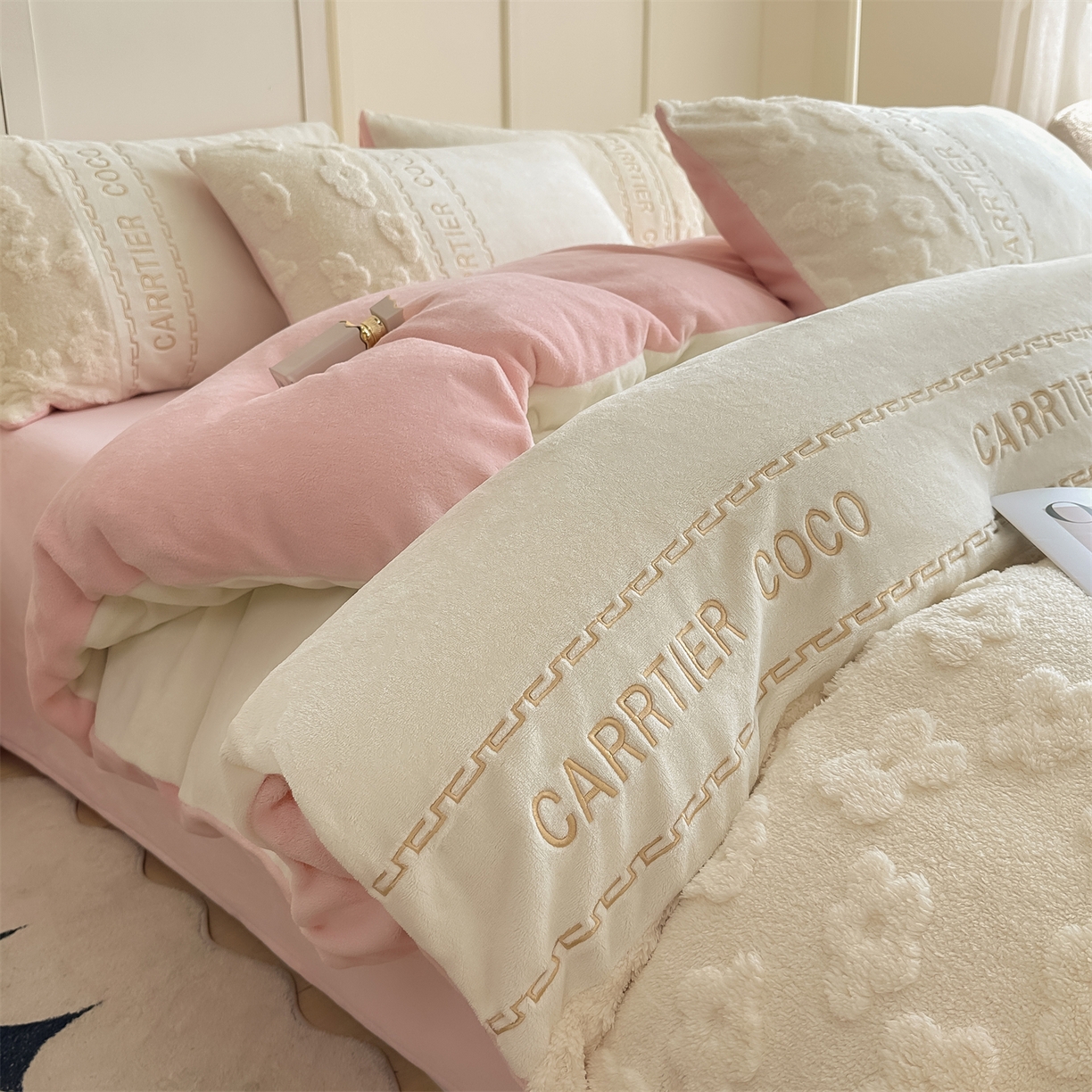 91家纺网 家纺一手货源 找家纺 灰鲸 2025新款牛奶绒拼接刺绣四件套-安娜 安娜-奶昔白+可可粉