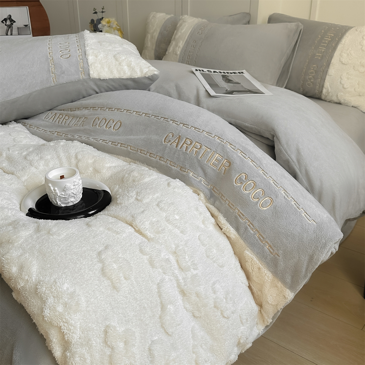 91家纺网 家纺一手货源 找家纺 灰鲸 2025新款牛奶绒拼接刺绣四件套-安娜 安娜-纳多灰