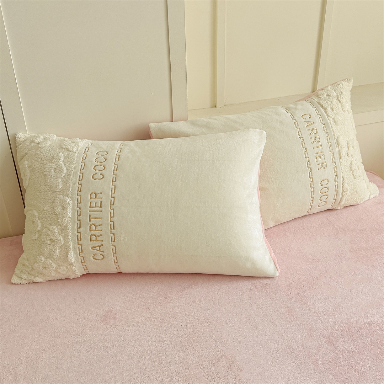 91家纺网 家纺一手货源 找家纺 灰鲸 2025新款牛奶绒拼接刺绣四件套-安娜 安娜-奶昔白+可可粉