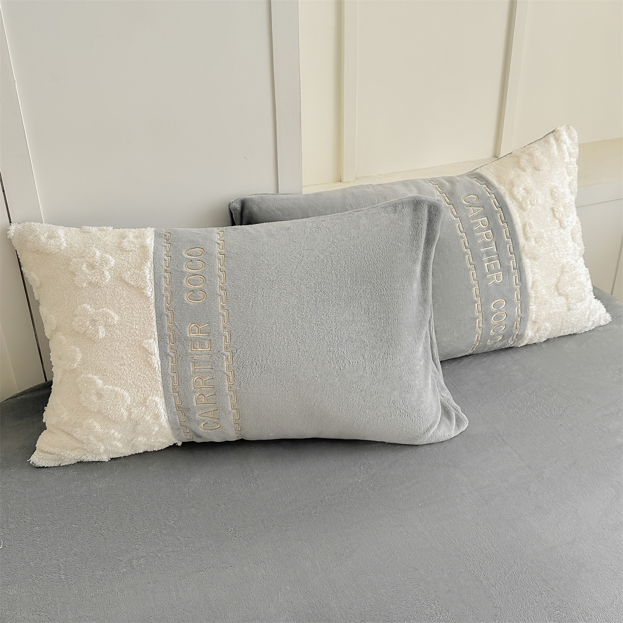 91家纺网 家纺一手货源 找家纺 灰鲸 2025新款牛奶绒拼接刺绣四件套-安娜 安娜-绅士灰