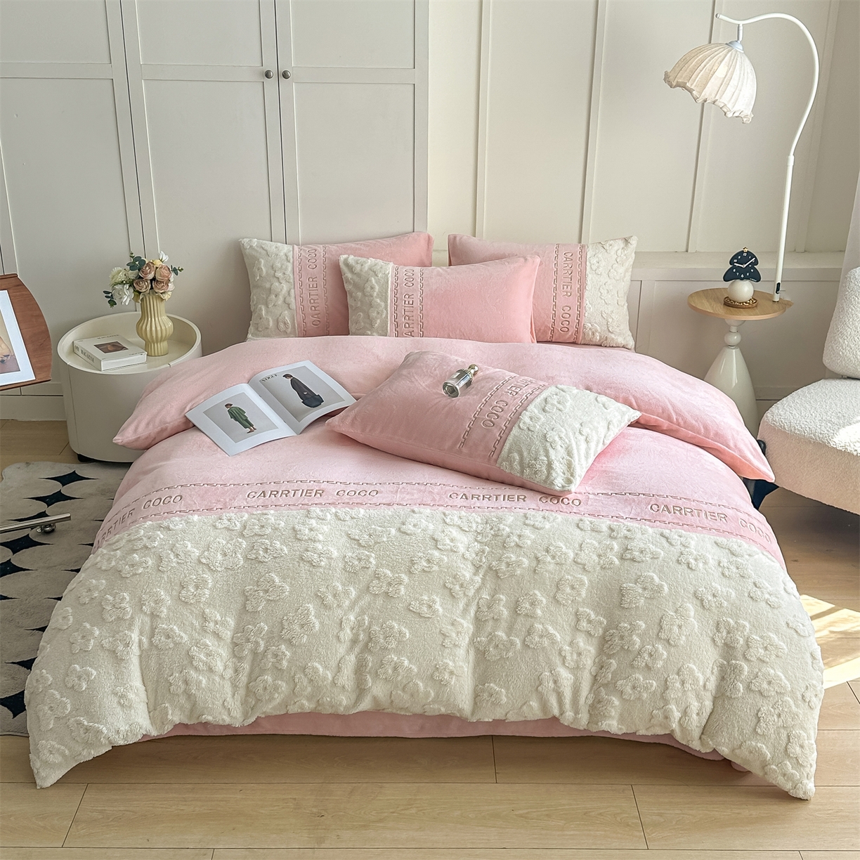 91家纺网 家纺一手货源 找家纺 灰鲸 2025新款牛奶绒拼接刺绣四件套-安娜 安娜-可可粉