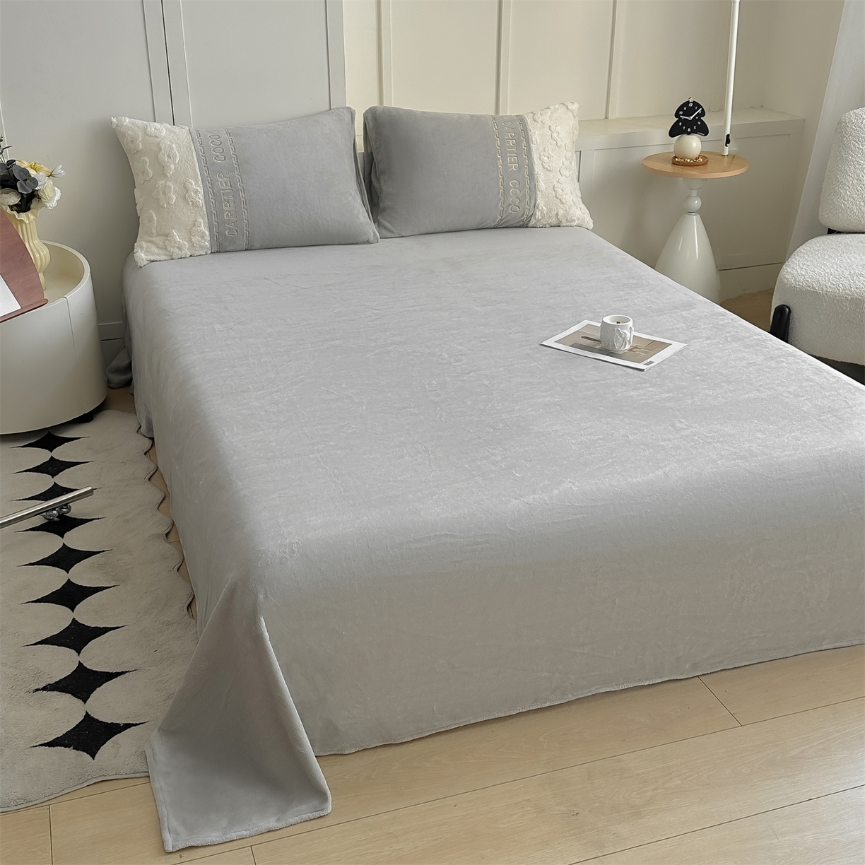 91家纺网 家纺一手货源 找家纺 灰鲸 2025新款牛奶绒拼接刺绣四件套-安娜 安娜-纳多灰