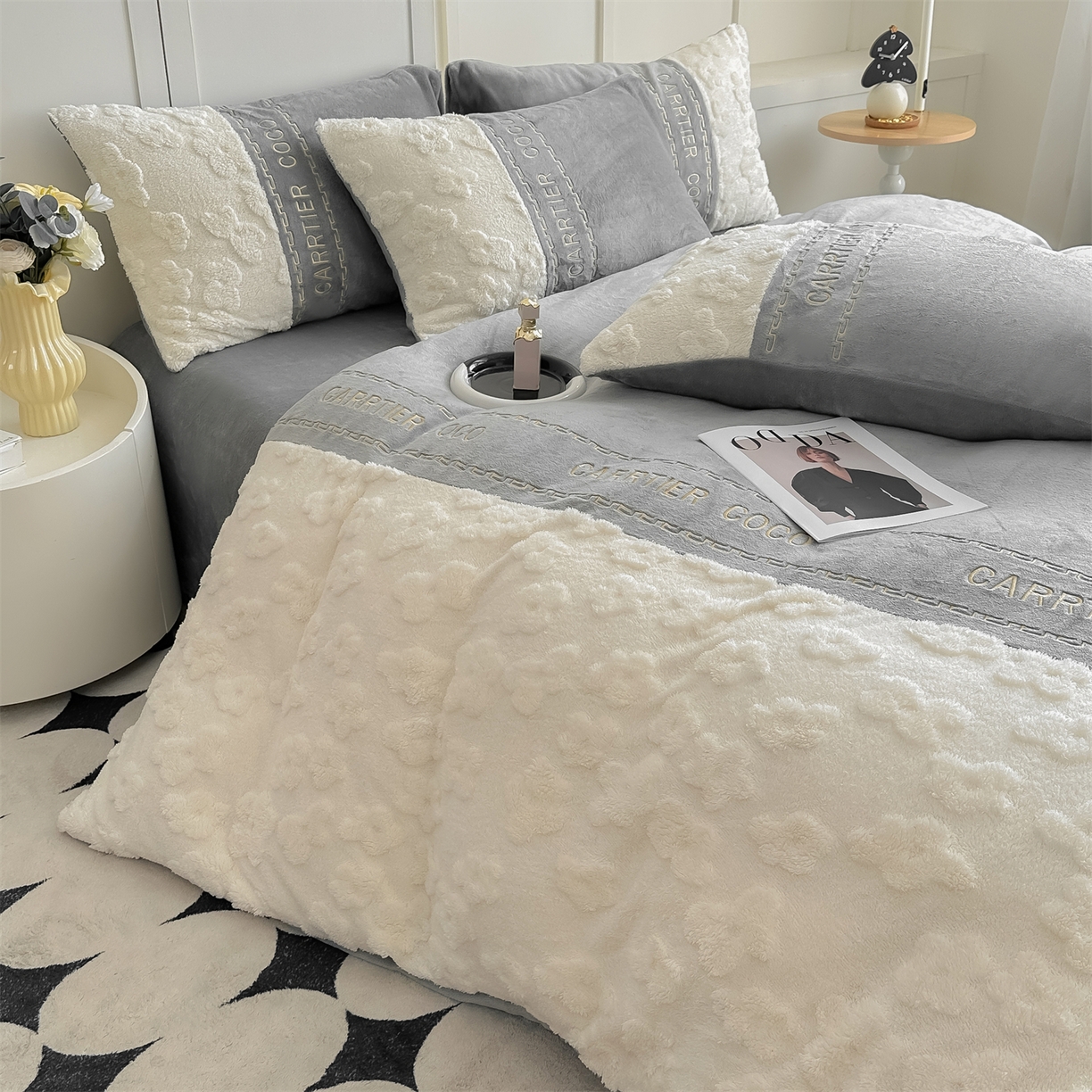 91家纺网 家纺一手货源 找家纺 灰鲸 2025新款牛奶绒拼接刺绣四件套-安娜 安娜-绅士灰