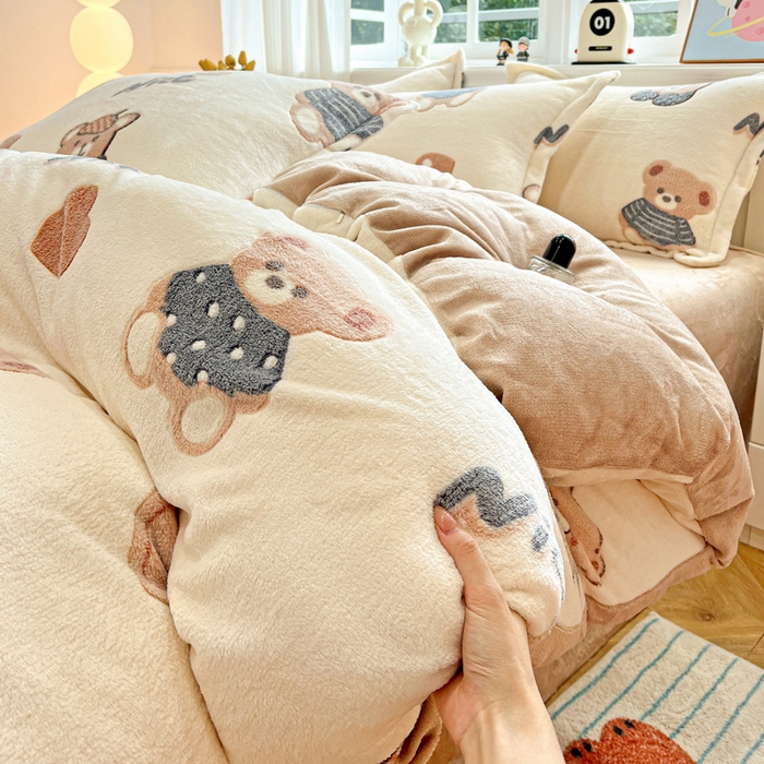 91家纺网 家纺一手货源 找家纺 韩巢家纺 2025新款高克重雪花绒牛奶绒四件套 英伦熊
