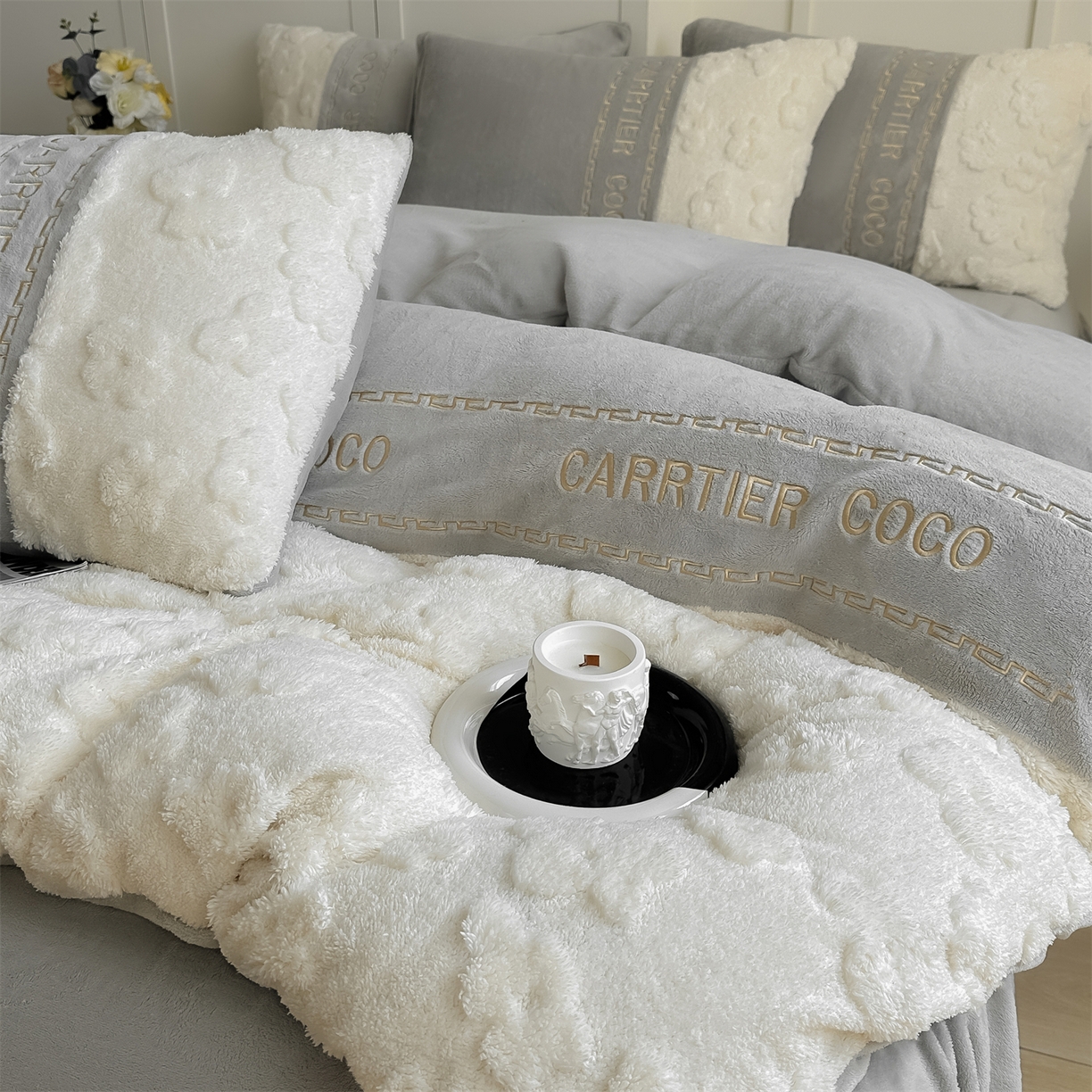 91家纺网 家纺一手货源 找家纺 灰鲸 2025新款牛奶绒拼接刺绣四件套-安娜 安娜-纳多灰