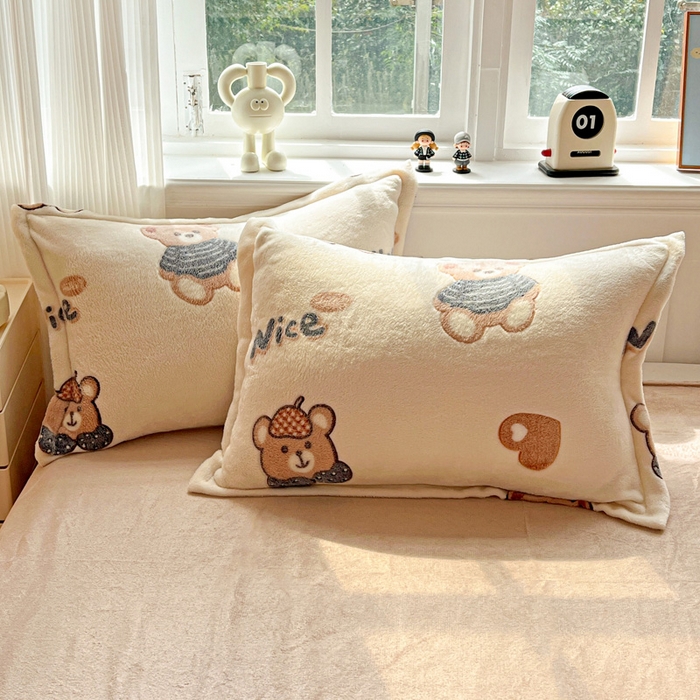 91家纺网 家纺一手货源 找家纺 韩巢家纺 2025新款高克重雪花绒牛奶绒四件套 英伦熊