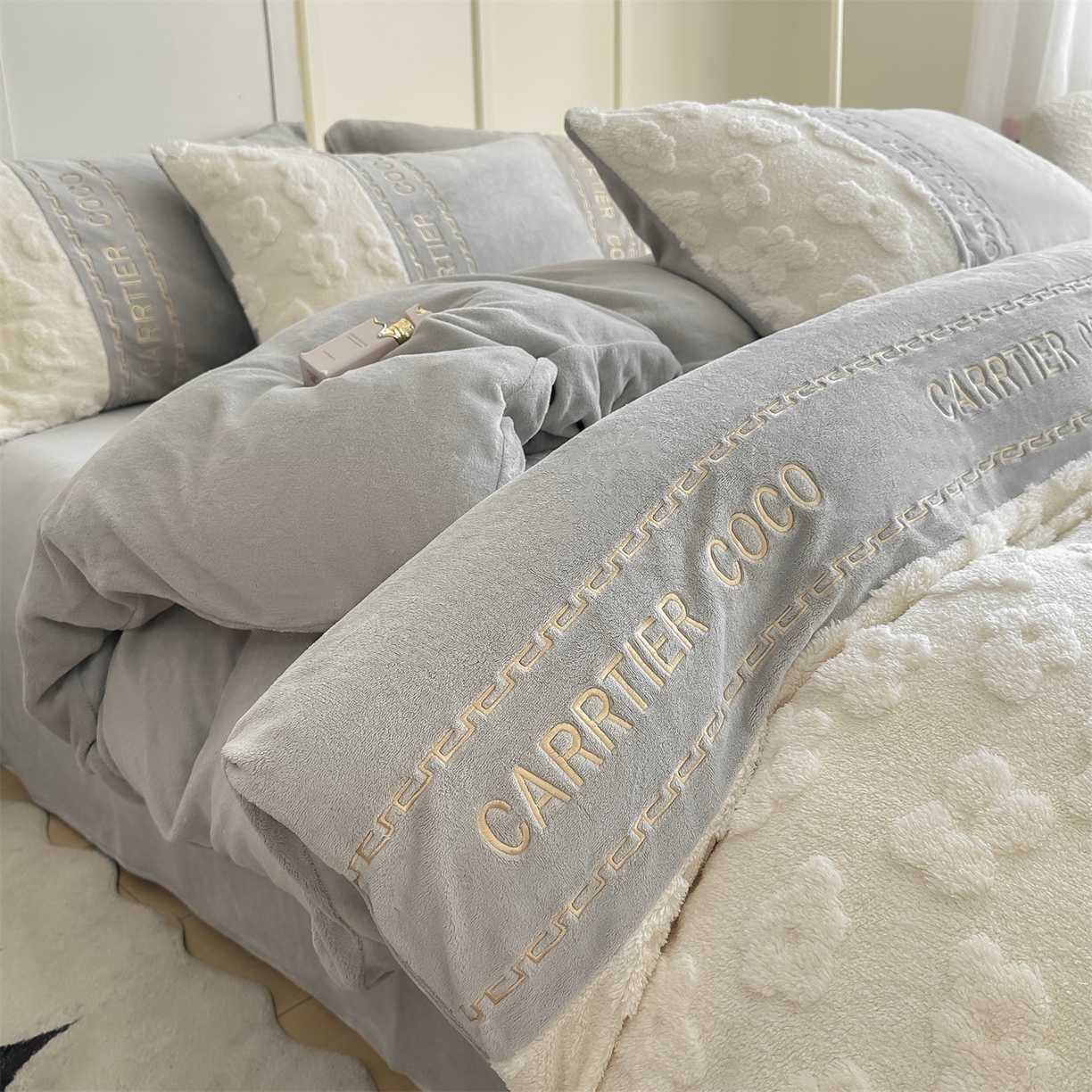 91家纺网 家纺一手货源 找家纺 灰鲸 2025新款牛奶绒拼接刺绣四件套-安娜 安娜-纳多灰