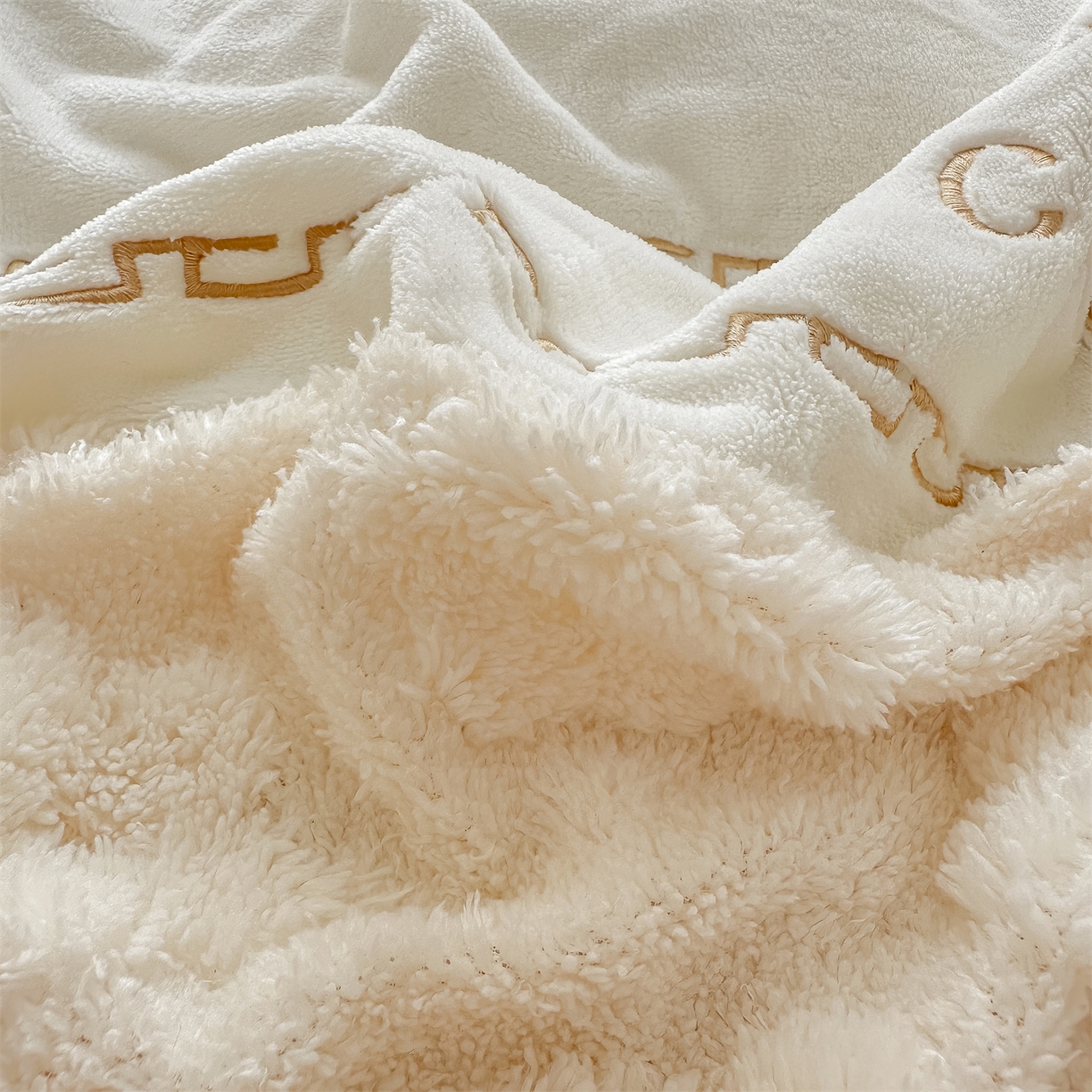 91家纺网 家纺一手货源 找家纺 灰鲸 2025新款牛奶绒拼接刺绣四件套-安娜 安娜-奶昔白+可可粉