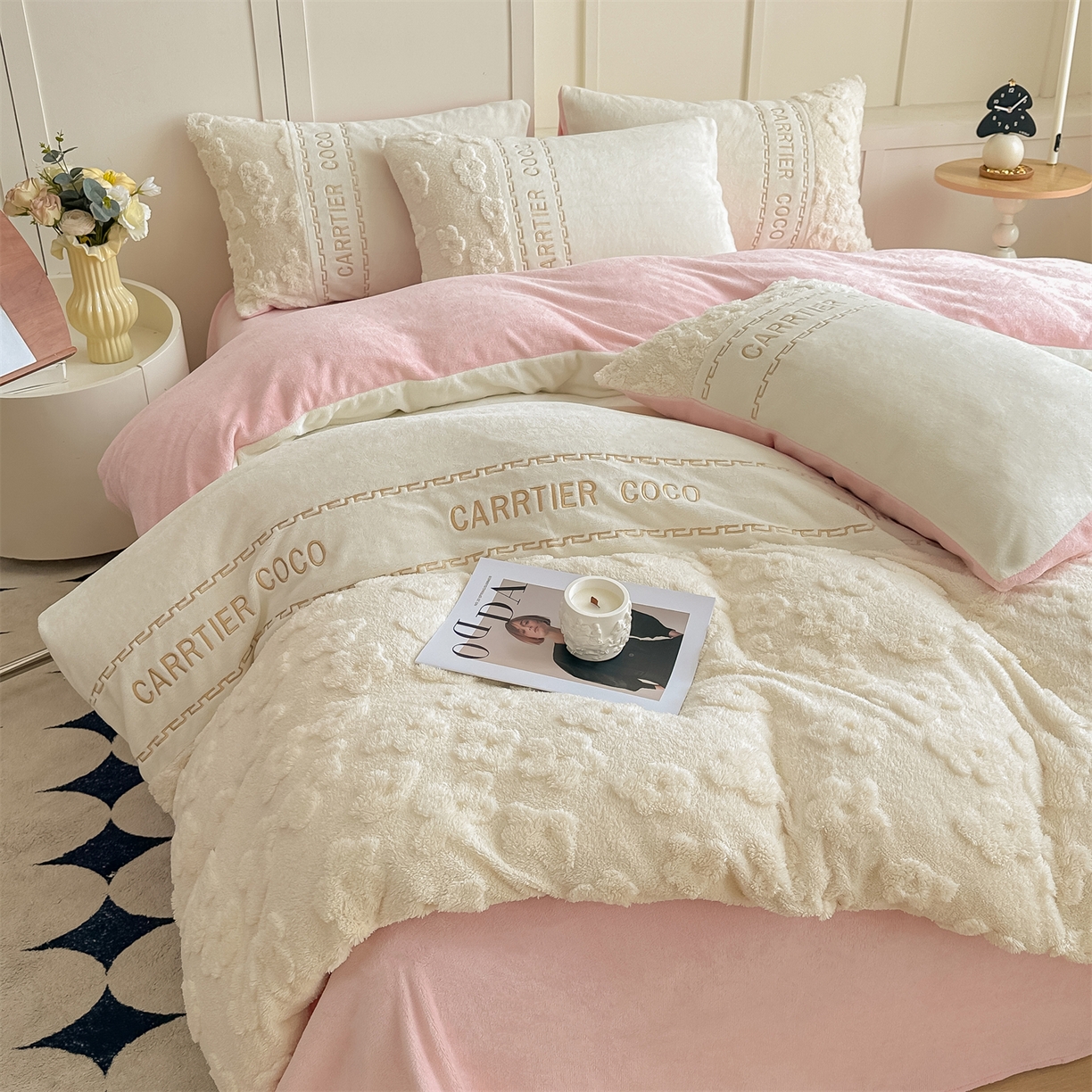 91家纺网 家纺一手货源 找家纺 灰鲸 2025新款牛奶绒拼接刺绣四件套-安娜 安娜-奶昔白+可可粉