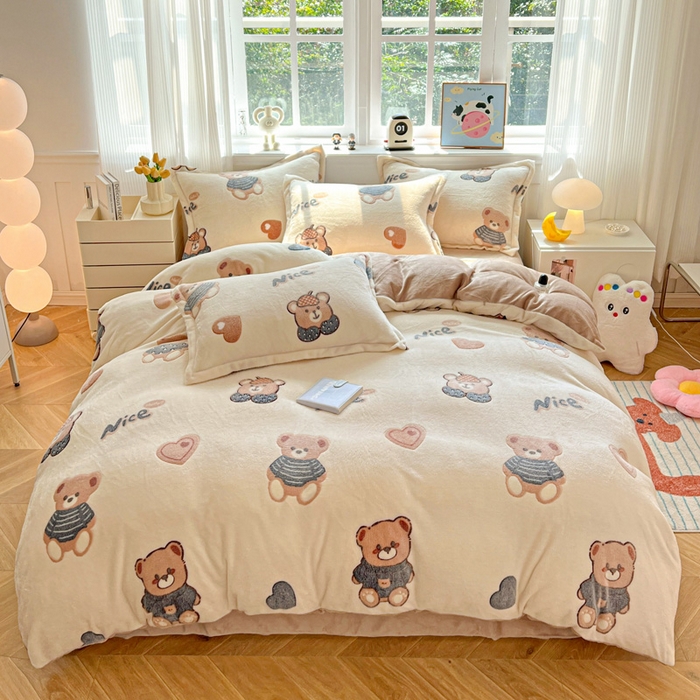 91家纺网 家纺一手货源 找家纺 韩巢家纺 2025新款高克重雪花绒牛奶绒四件套 英伦熊