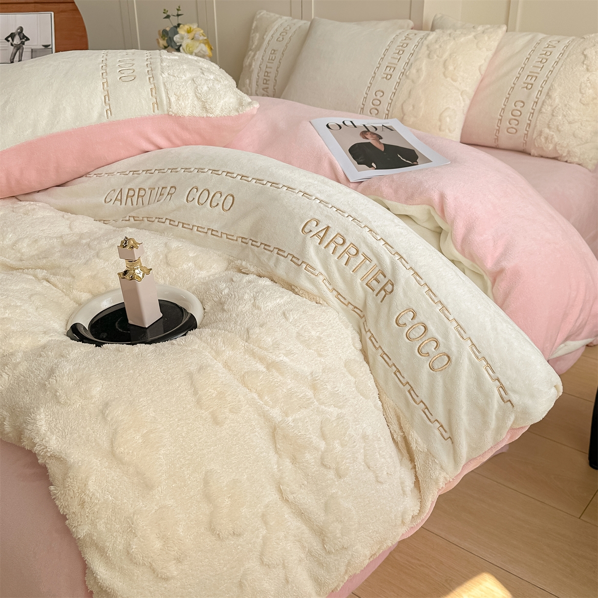 91家纺网 家纺一手货源 找家纺 灰鲸 2025新款牛奶绒拼接刺绣四件套-安娜 安娜-奶昔白+可可粉