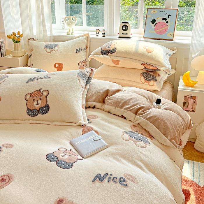 91家纺网 家纺一手货源 找家纺 韩巢家纺 2025新款高克重雪花绒牛奶绒四件套 英伦熊