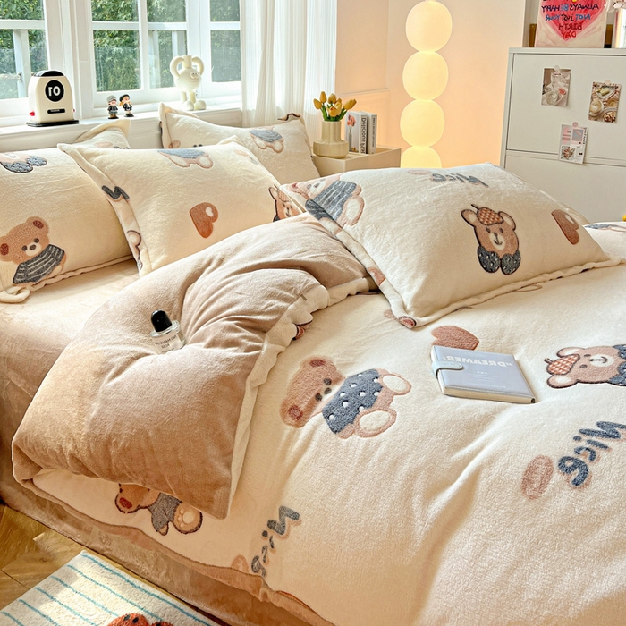 91家纺网 家纺一手货源 找家纺 韩巢家纺 2025新款高克重雪花绒牛奶绒四件套 英伦熊