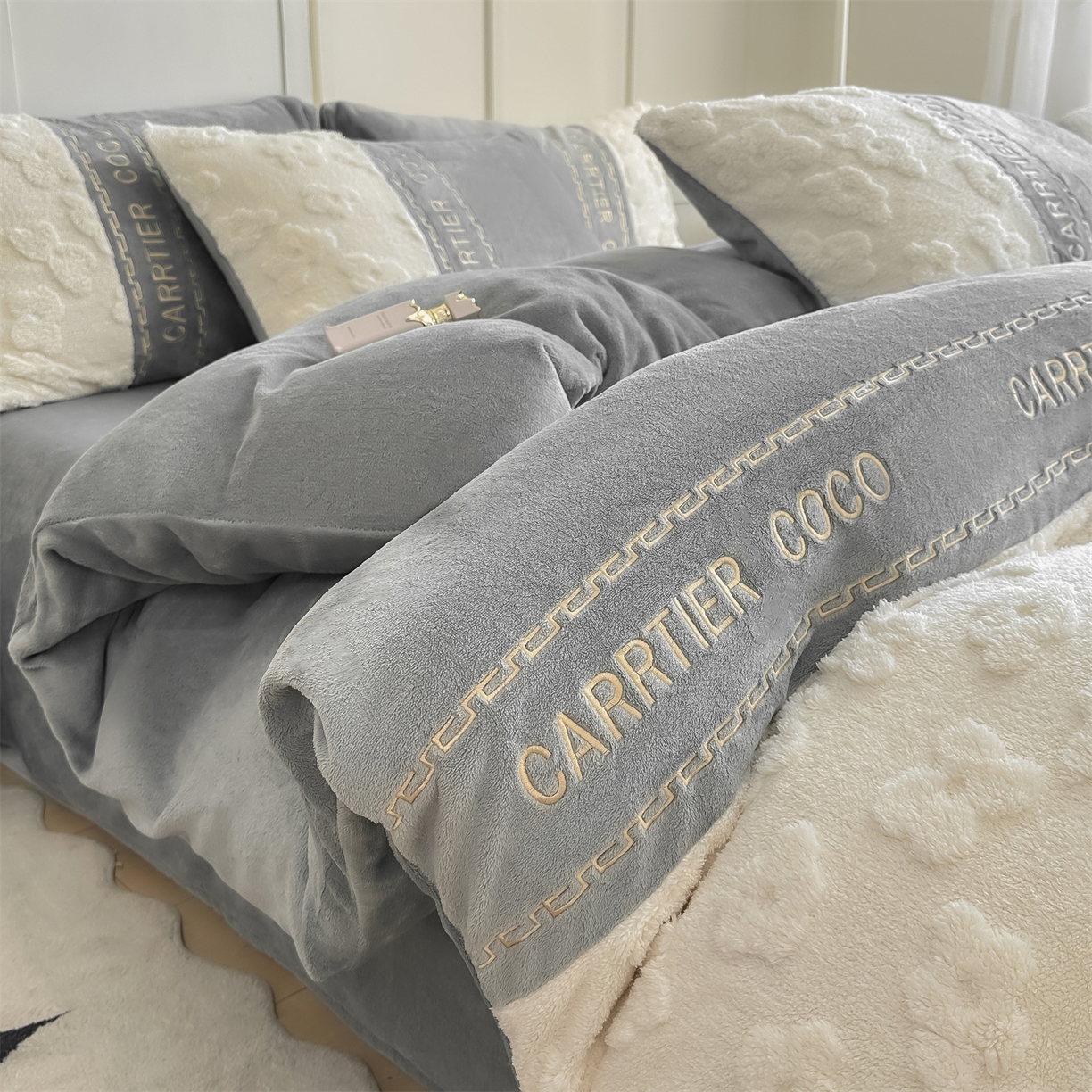 91家纺网 家纺一手货源 找家纺 灰鲸 2025新款牛奶绒拼接刺绣四件套-安娜 安娜-绅士灰