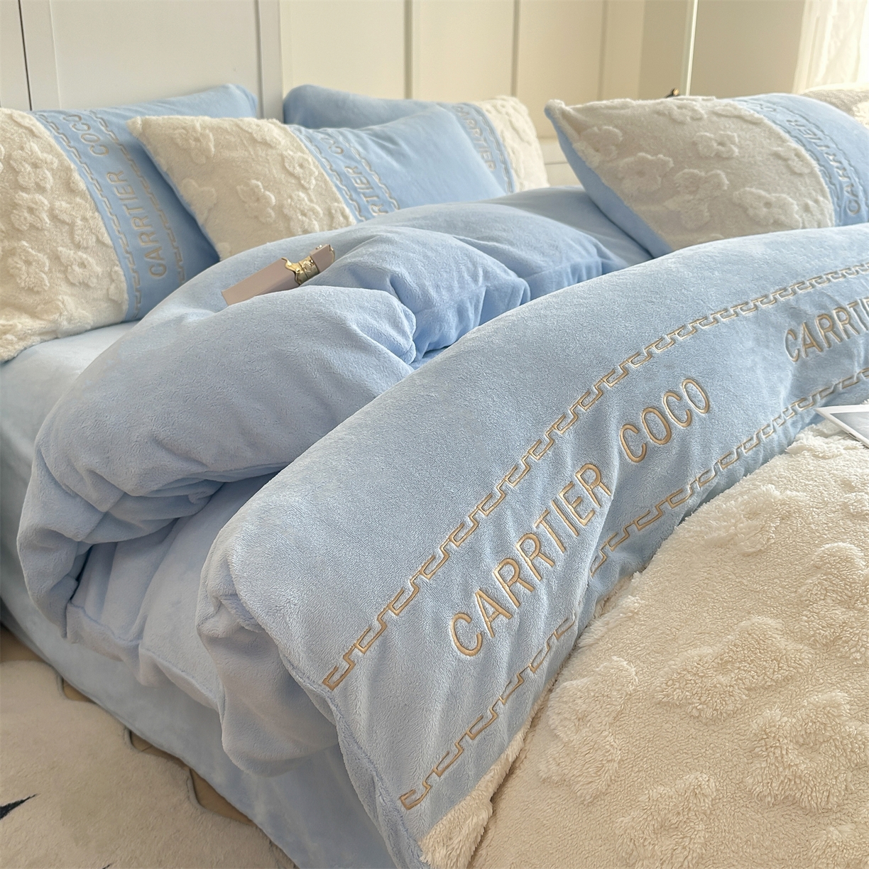 91家纺网 家纺一手货源 找家纺 （总）灰鲸 2025新款牛奶绒拼接刺绣四件套-安娜