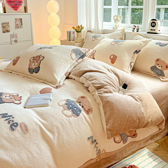 91家纺网 家纺一手货源 找家纺 韩巢家纺 2025新款高克重雪花绒牛奶绒四件套 英伦熊