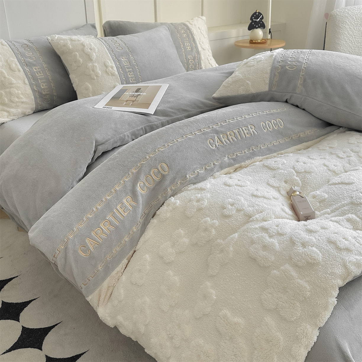 91家纺网 家纺一手货源 找家纺 灰鲸 2025新款牛奶绒拼接刺绣四件套-安娜 安娜-纳多灰