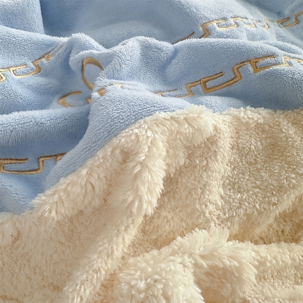 91家纺网 家纺一手货源 找家纺 （总）灰鲸 2025新款牛奶绒拼接刺绣四件套-安娜