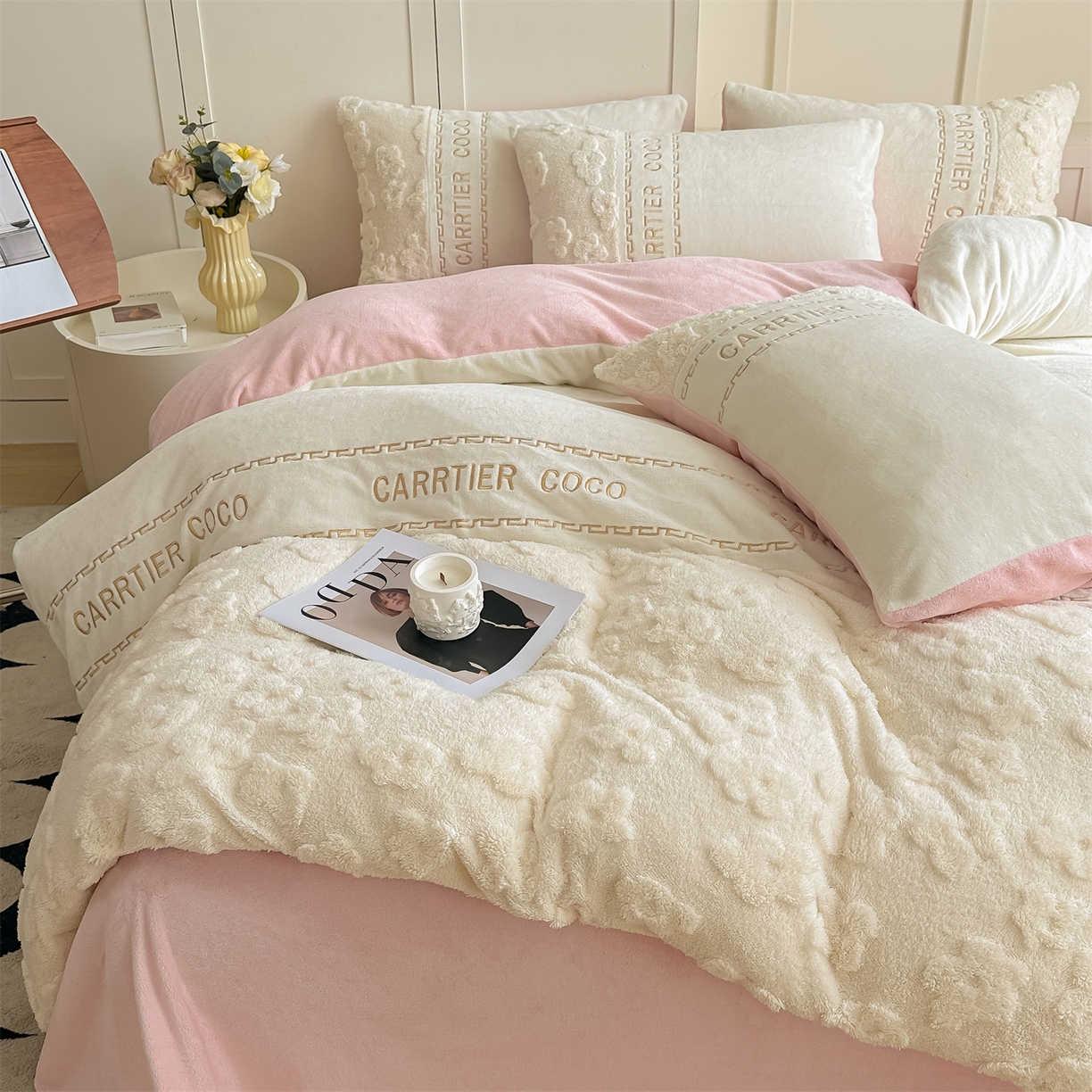 91家纺网 家纺一手货源 找家纺 灰鲸 2025新款牛奶绒拼接刺绣四件套-安娜 安娜-奶昔白+可可粉