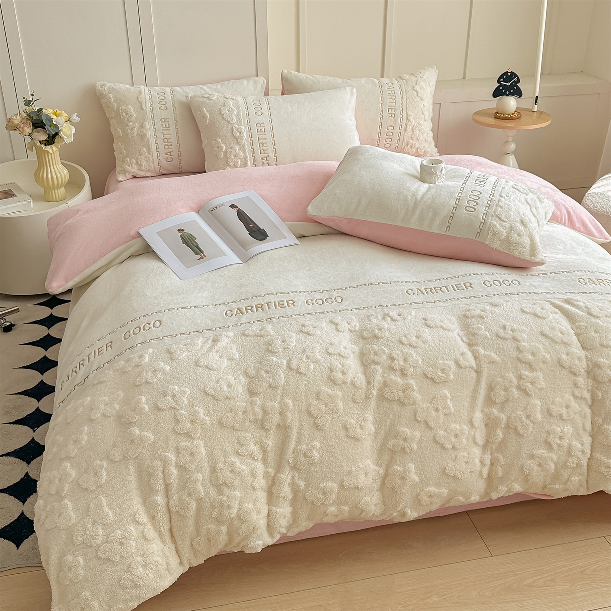 91家纺网 家纺一手货源 找家纺 灰鲸 2025新款牛奶绒拼接刺绣四件套-安娜 安娜-奶昔白+可可粉