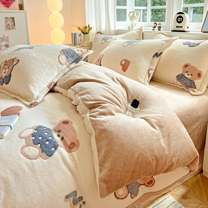 91家纺网 家纺一手货源 找家纺 韩巢家纺 2025新款高克重雪花绒牛奶绒四件套 英伦熊