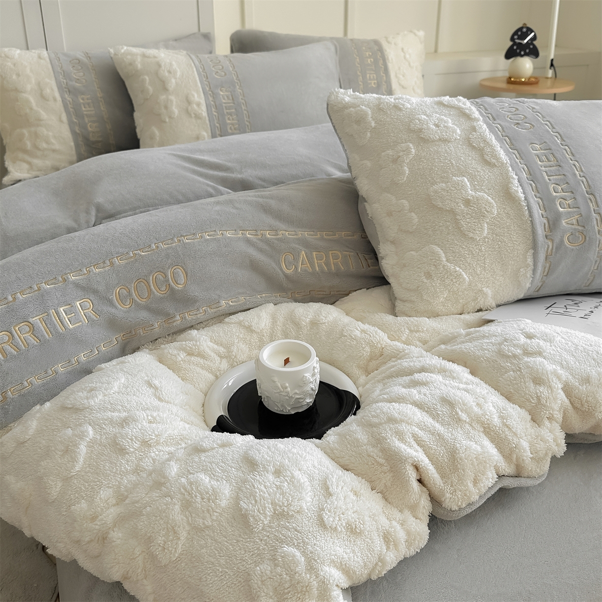 91家纺网 家纺一手货源 找家纺 灰鲸 2025新款牛奶绒拼接刺绣四件套-安娜 安娜-纳多灰