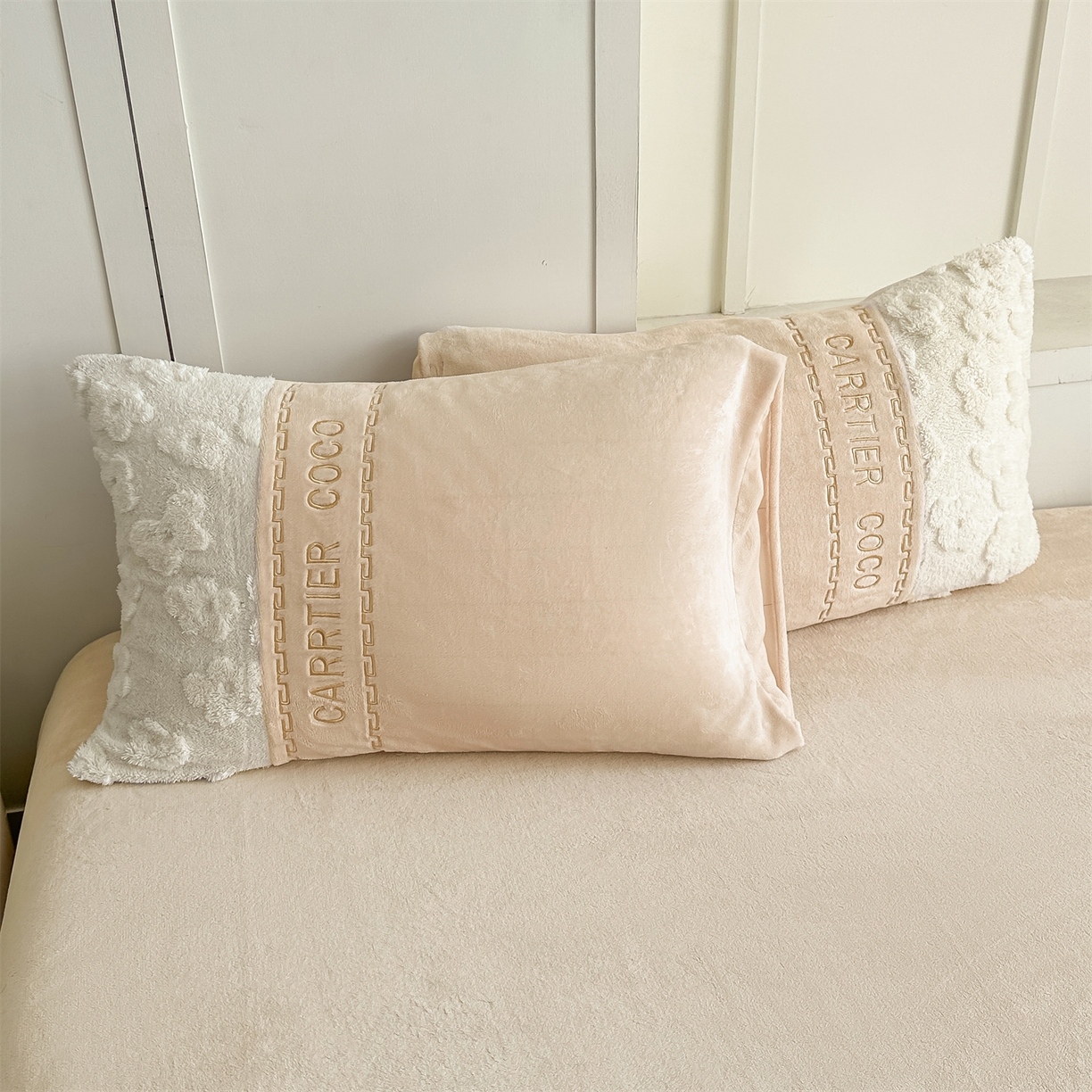 91家纺网 家纺一手货源 找家纺 灰鲸 2025新款牛奶绒拼接刺绣四件套-安娜 安娜-奶茶